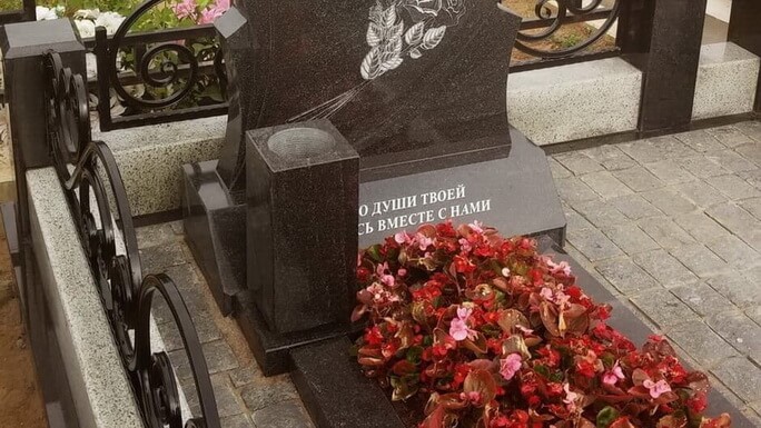 Отверстие гранитной вазы